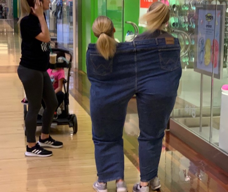 5. "Perché queste ragazze stanno andando in giro saltellando in un paio di jeans giganti?"