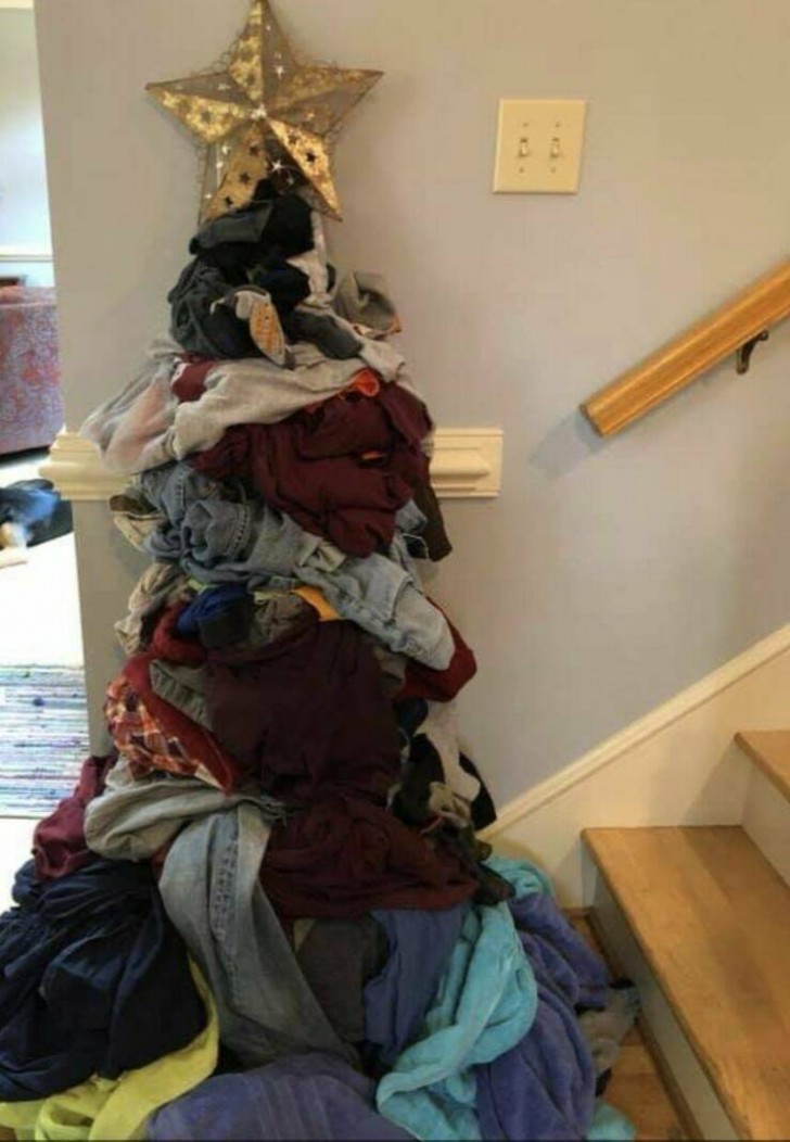 1. "Ik had geen zin om mijn vieze kleren in de wasmachine te doen en besloot ze als kerstboom te gebruiken"