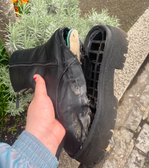 1. "Mein Stiefel ging kaputt, als ich mit einem schweren Koffer die Straße entlanglief. Ich musste meinen Freund anrufen, der gezwungen war, mich mit neuen Schuhen abzuholen".