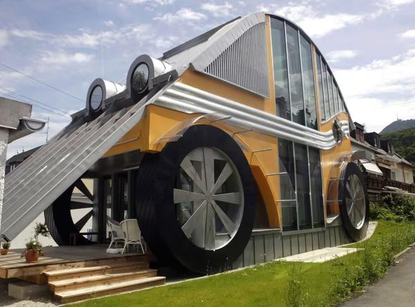 2. Een architect die besloot een huis te bouwen in de vorm van een auto