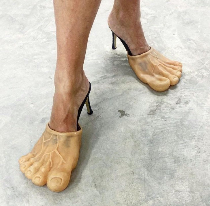 6. Des talons en forme de pieds : qui sait si quelqu'un a le courage de les acheter et de les porter ?
