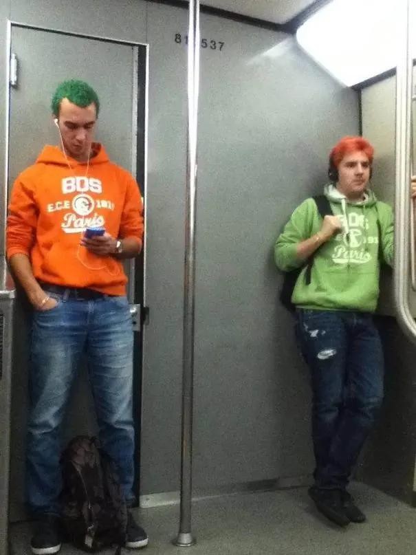 1. Rencontres occasionnelles dans le métro : peut-être feraient-ils mieux d'échanger leurs sweat-shirts ?