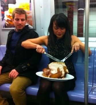 13. Ce n'est pas tous les jours que l'on voit une personne manger un poulet entier dans le métro