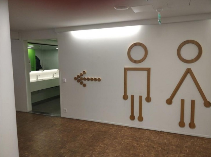4. Geen privacy voor de mannen op het toilet: dankzij die spiegel kun je ook van buitenaf naar binnen kijken