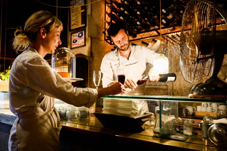 7. Även ett foto på en enkel bartender som häller upp vin kan bli en vacker tavla om man fångar det rätta ögonblicket