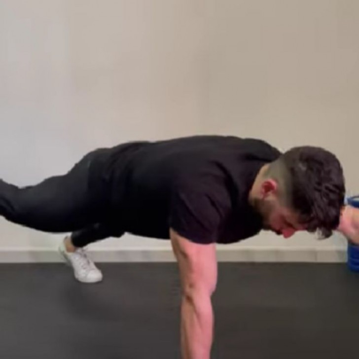 4. Plank con sollevamento di braccia e gambe
