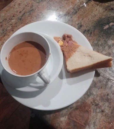 3. Dolce e salato: un sandwich inzuppato nel cappuccino