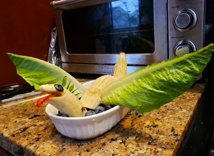 7. "Meine Frau nahm etwas Salat, eine Banane, ein paar Blaubeeren und ein paar Waffeln: Sie verwandelte alles in einen Drachen".