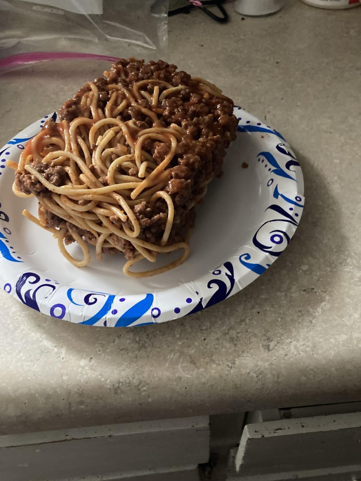 8. C'è stato qualcosa che è andato storto con questo piatto di spaghetti: hanno la forma di un parallelepipedo