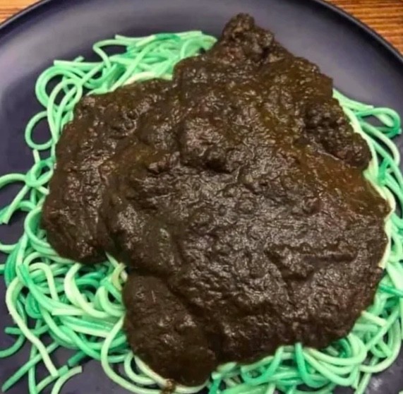 9. Bunte Spaghetti mit einer seltsamen braunen Soße