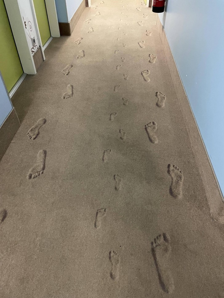 3. "Auf dem Teppich dieses Hotels sind Fußabdrücke".