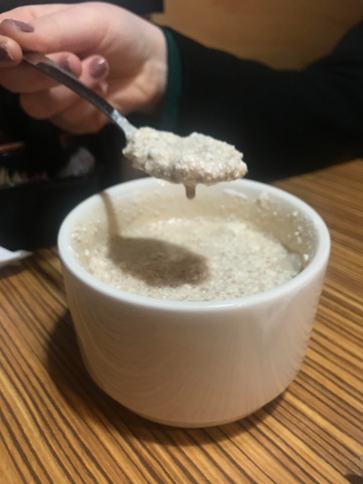 13. Ils souhaitent un café froid, la serveuse les satisfait en ajoutant de la glace pilée.