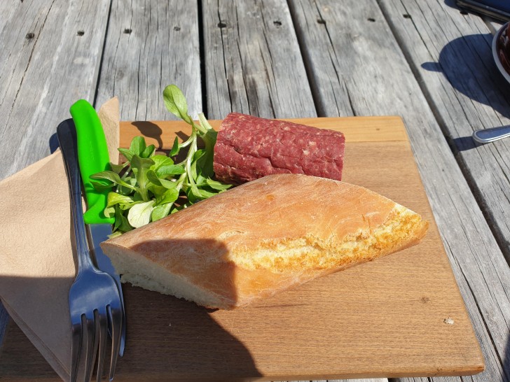 4. Je bestelt een broodje salami, maar de kok heeft besloten dat je het zelf moet beleggen.