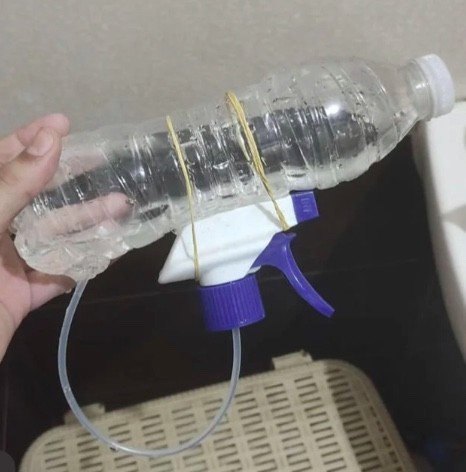 5. " Ho creato un flacone spray partendo da un elastico e una bottiglia di plastica"