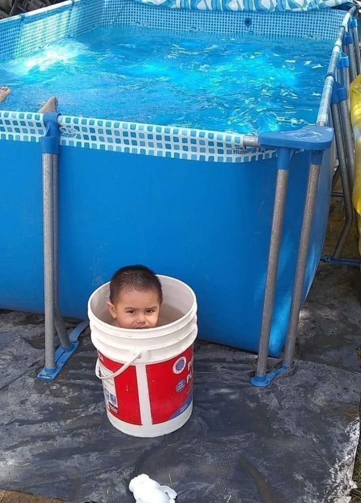 12. "Ik heb een zwembad gekocht voor mijn zoon, hij geeft de voorkeur aan de emmer"