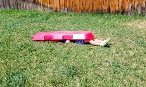 8. " Min 3-årige son försöker gömma sig när vi leker kurragömma"