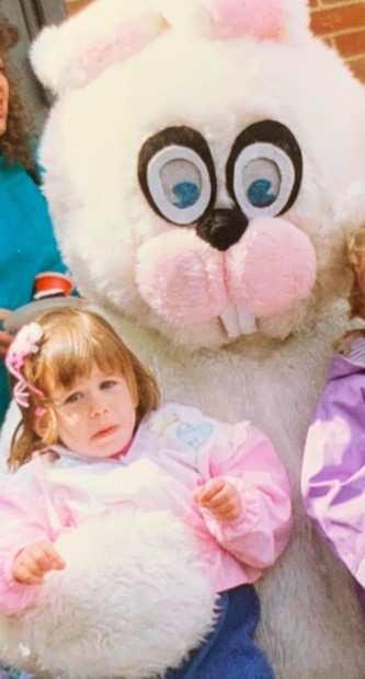 3. "Hoewel ik bang was, namen mijn ouders een foto van mij met het gigantische konijn: ik was doodsbang"