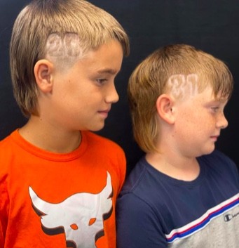 2. Ils se sont fait écrire un numéro sur les cheveux : qui sait ce qu'il représente, ce n'est certainement pas leur âge