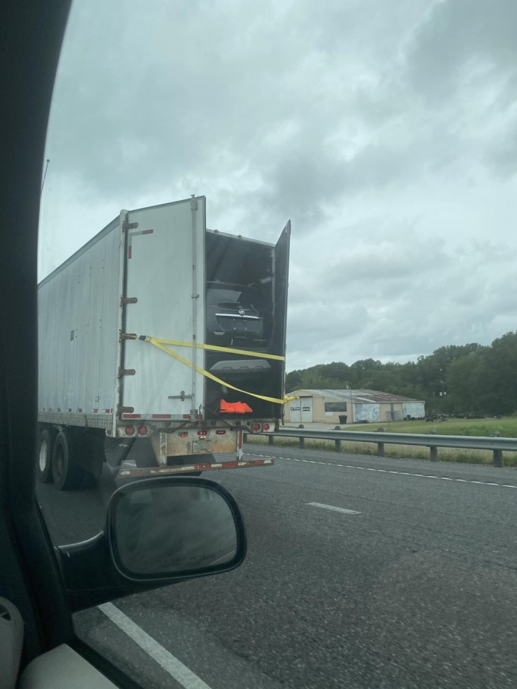 6. "Allez, allez, on peut tout mettre dedans... même la voiture".