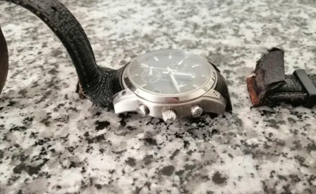 4. "Je mettais ma montre, mais pendant que je la fixais, le bracelet s'est cassé".