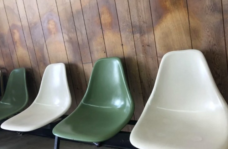 1. Le persone che si sono sedute su queste sedie con il passare del tempo hanno lasciato la loro impronta