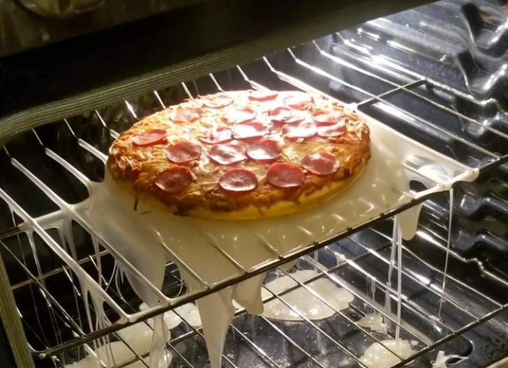 4. "Denna pizza är tillagad i ugnen på ett underlägg av plats som inte var gjord för ugnen"