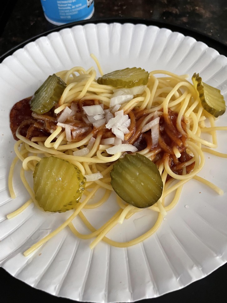 6. Spagetti med gurka, grillsås och lök: frågan är om det är ätligt