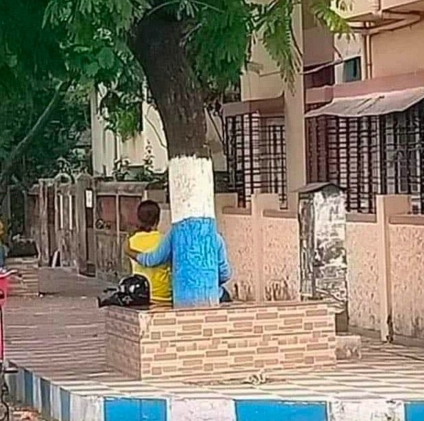 9. "Cet arbre fait un câlin à un enfant".
