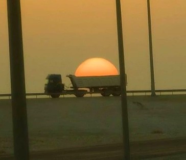 8. Hij maakte een foto net toen de vrachtwagen de zon meenam