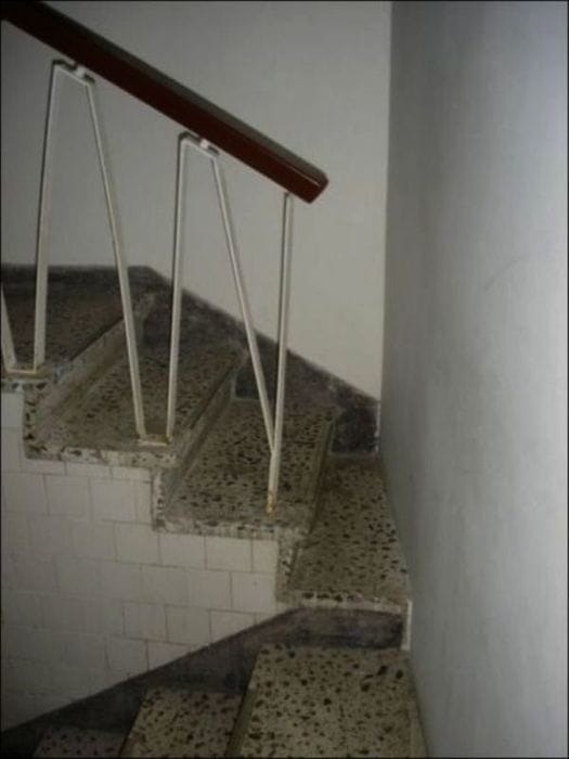 11. Wir fordern Sie auf, diese Treppe hinauf- oder hinunterzulaufen, aber ohne eine Rippe auf dem Handlauf zu "hinterlassen", sonst zählt es nicht.