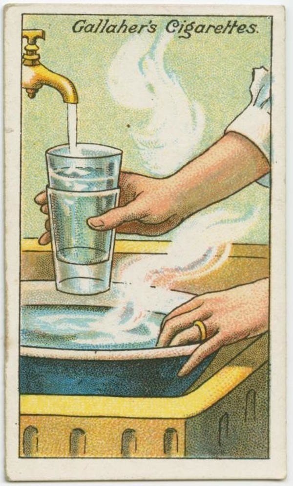 1. Om glazen uit elkaar te halen, doe je koud water in de bovenste en dompel je warm water in de onderste
