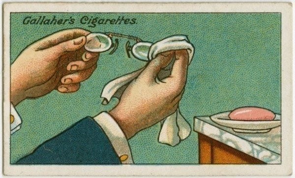 2. Come evitare che le lenti dei vostri occhiali si appannino: strofinateci su del sapone e poi pulite con un panno!