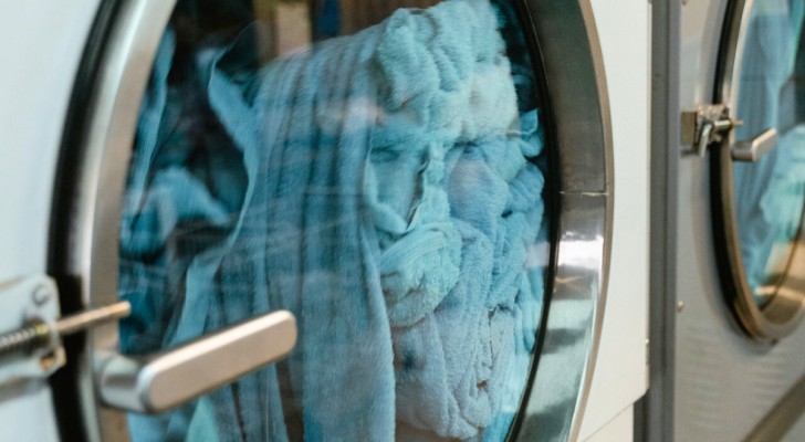Blöta kläder i tvättmaskinen: en vana att överge
