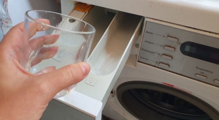 Aceto bianco in lavatrice: ecco perché elimina le pieghe dal bucato