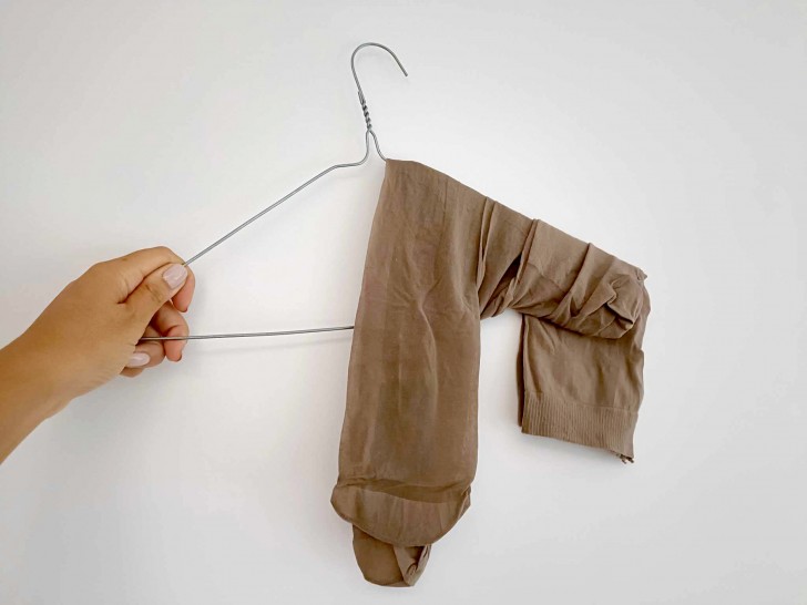 Enrolar uma meia-calça em um cabide: o "truque" perfeito para usar em casa - 3