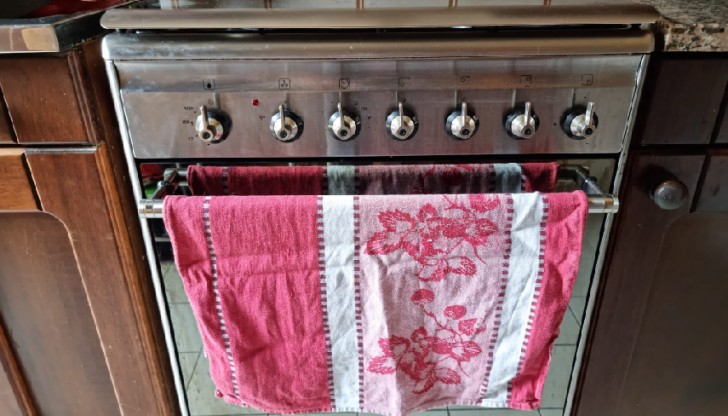 Hang nooit een handdoek op de ovendeur: een kwestie van gezondheid - 1