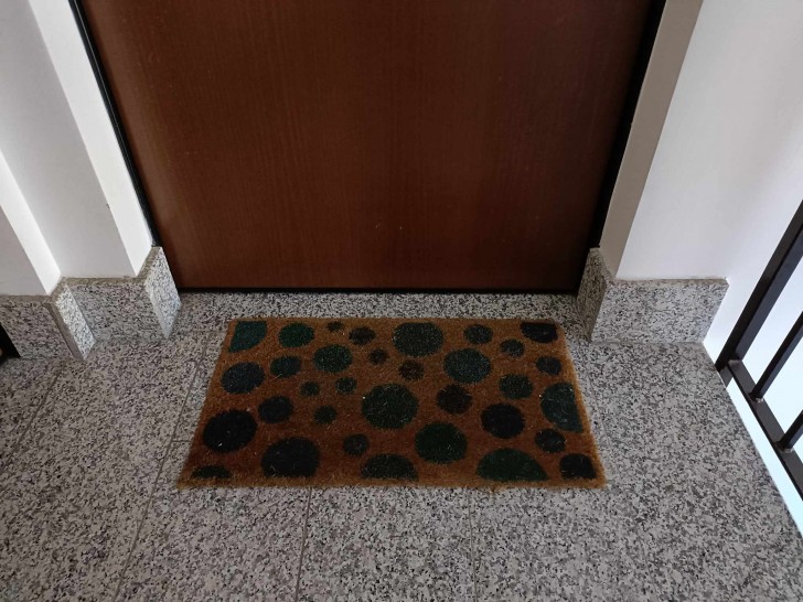 Pins under the doormat at home: what is the reason?
