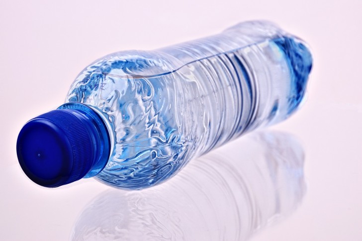 Logisk quiz: bara de smartaste ser hur mycket vätska det finns i flaskan - 2