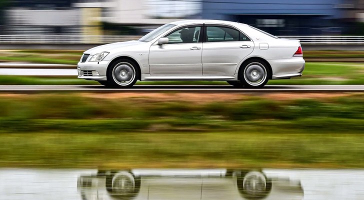 Guidare in folle fa risparmiare? La verità