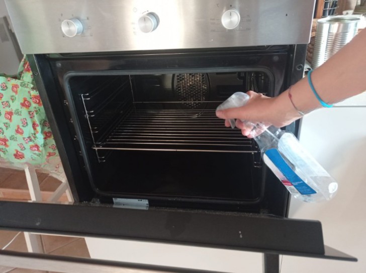 Maak de oven schoon met een snel en eenvoudig middel