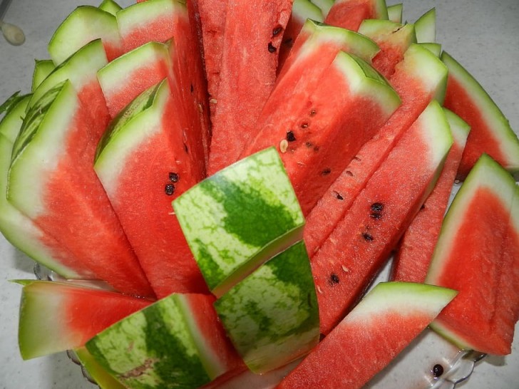 Hoe je de watermeloenschil kunt hergebruiken in plaats van weg te gooien