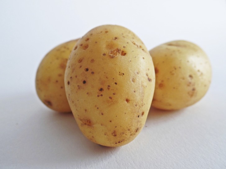 Talloni screpolati: il rimedio a base di patate