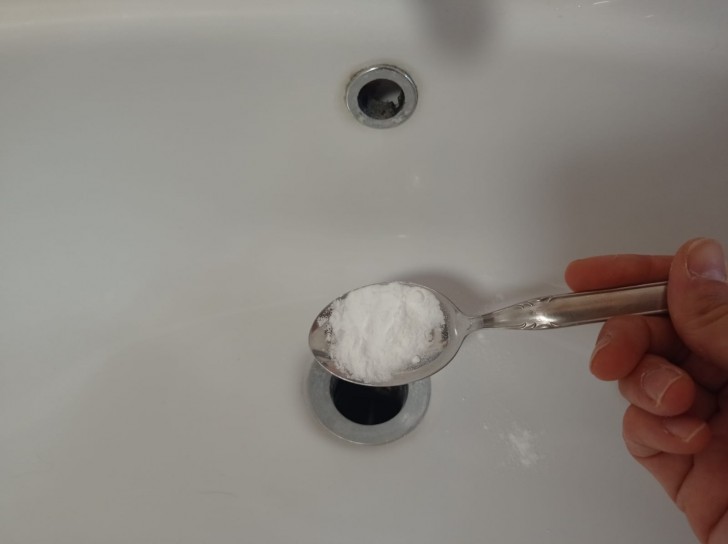Pourquoi mettre une cuillère de bicarbonate au fonde de l'évier ?