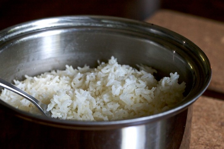 De door koks aanbevolen methode om te voorkomen dat rijst aan de bodem plakt