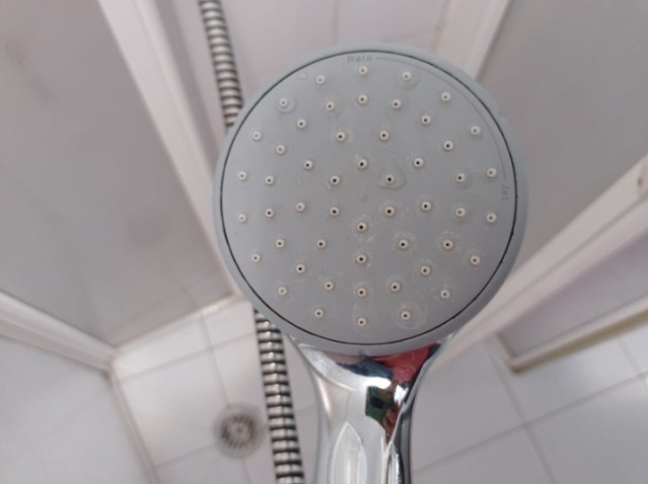 Un rimedio antico per rimuovere il calcare dal soffione della doccia