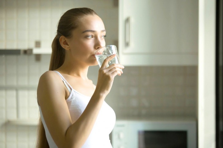 L'importanza di bere almeno un bicchiere d'acqua al mattino