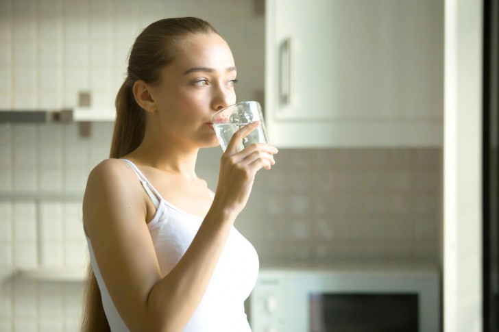 Die Wichtigkeit dessen, morgens mindestens ein Glas Wasser zu trinken