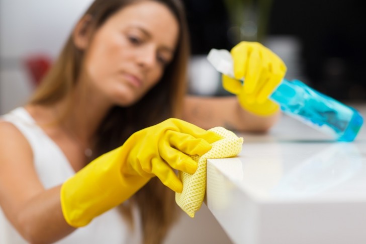 Usar guantes para la limpieza e higiene del hogar