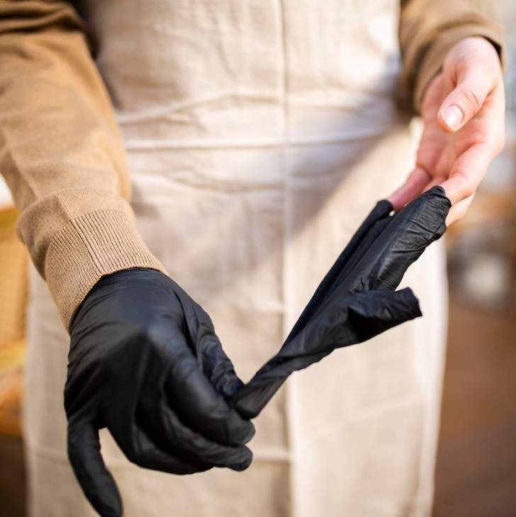 Los efectos negativos de usar con frecuencia guantes de goma