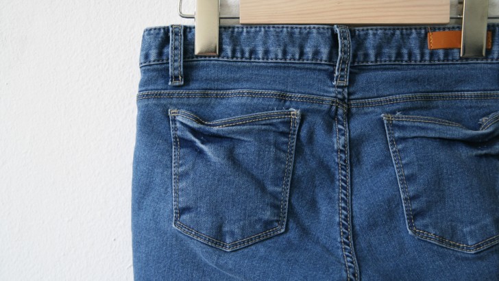 Zo maak je jeans die na het wassen gekrompen is weer wijder
